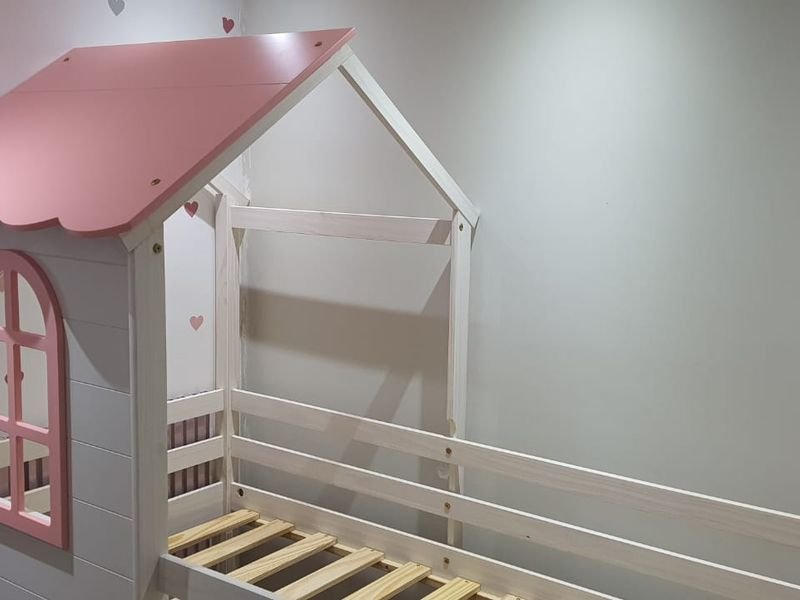Cama casinha montessoriana montada no quarto