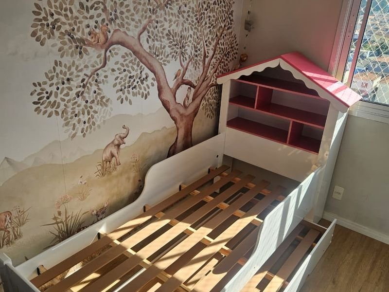 Cama infantil montada com grade de proteção