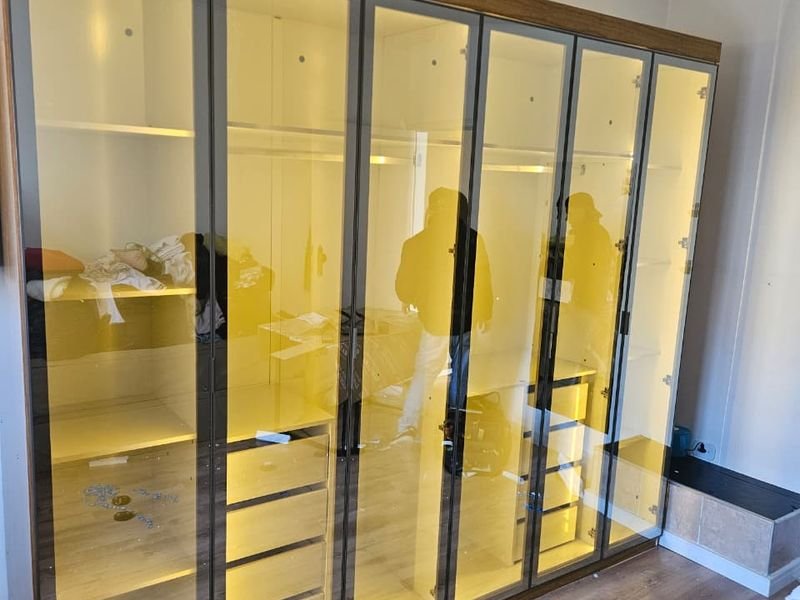 Closet com portas de vidro e iluminação em LED