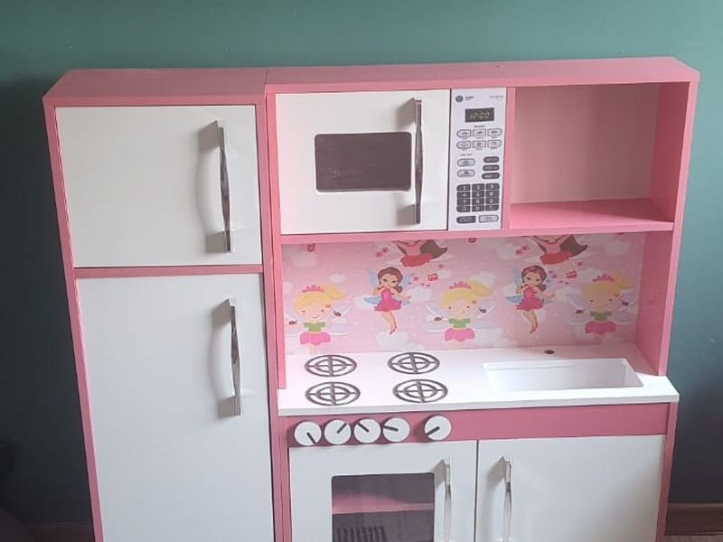 Cozinha de brinquedo montada peça a peça