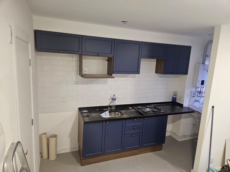 Cozinha planejada azul, montagem completa com bancada e torre
