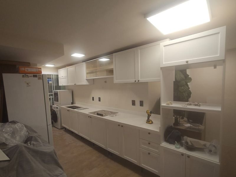 Cozinha planejada branca com torre quente e paneleiro