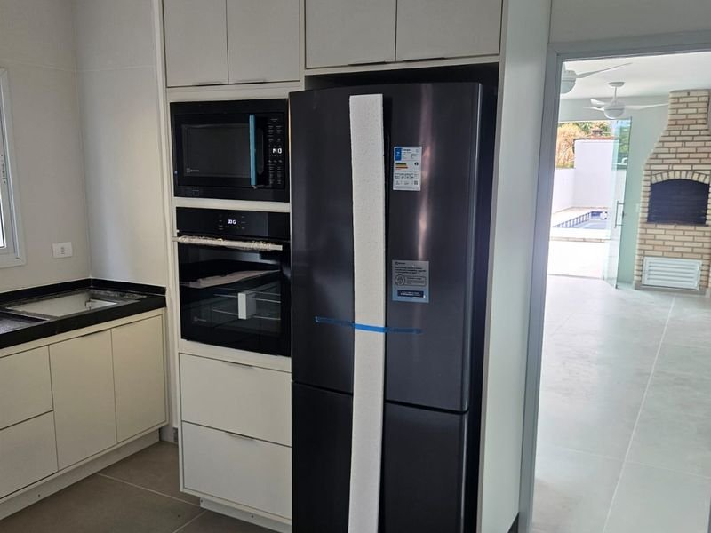 Cozinha planejada com nicho para geladeira side by side