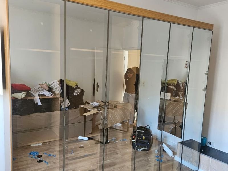 Guarda-roupa de 6 portas com frentes espelhadas