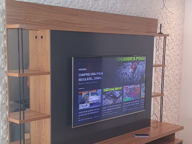 Painel de TV em madeira com nichos laterais