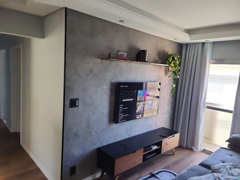 Painel de TV com rack suspenso e iluminação embutida