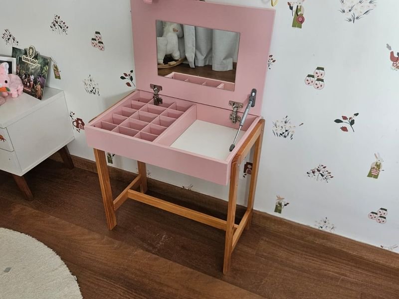 Penteadeira infantil com espelho e banqueta