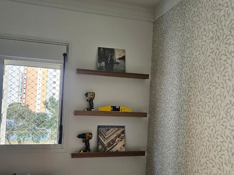 Prateleiras suspensas fixadas em drywall