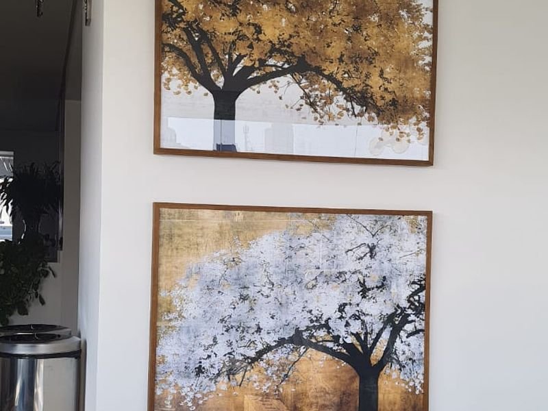 Quadros fixados em parede de sala de estar