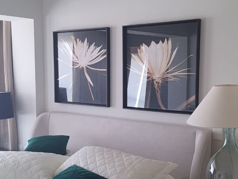 Composição de quadros no quarto de casal