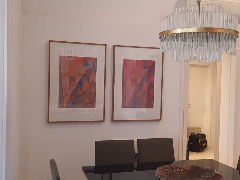 Quadros instalados na sala de jantar