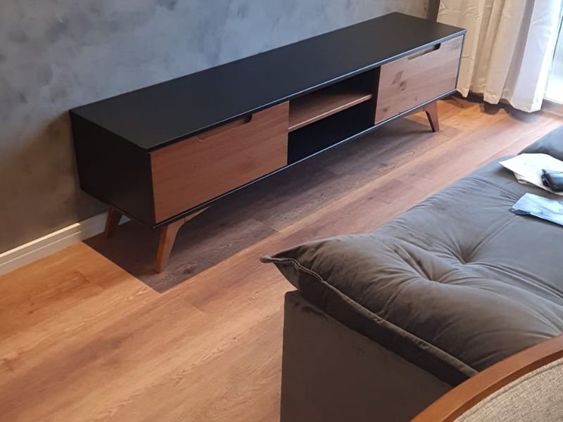 Rack de sala em madeira com portas basculantes