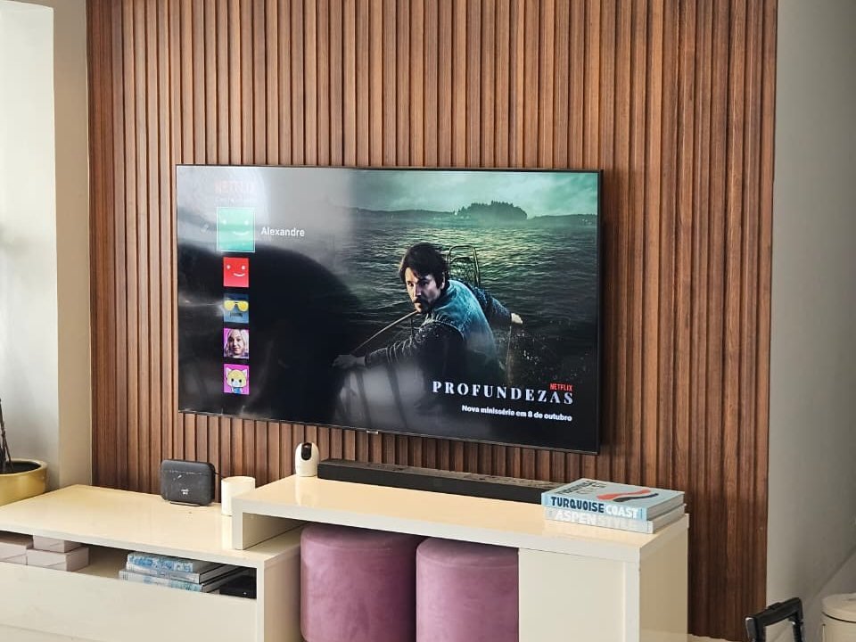 Painel de TV ripado em madeira instalado pela Monta Tudo Móveis em São Paulo
